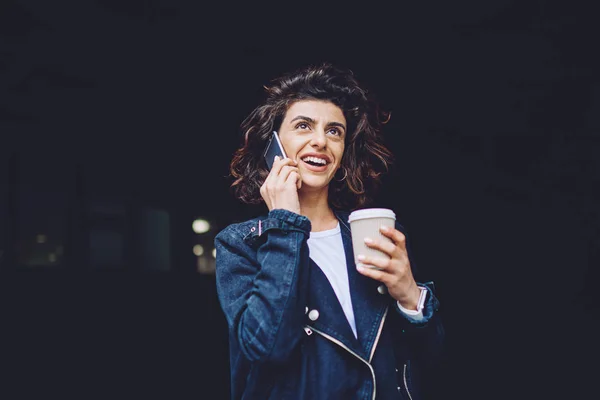 Gelukkig Glimlachend Hipster Meisje Met Koffiebeker Hand Genieten Van Vriendelijke — Stockfoto