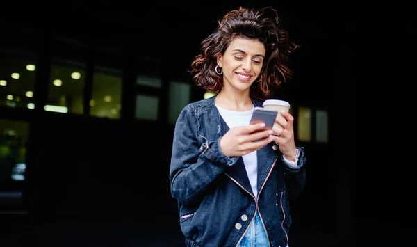 Positive Junge Frau Mit Kurzhaarschnitt Plaudert Auf Smartphone Gerät Und — Stockfoto