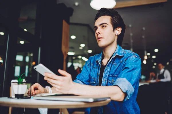 Zamyšlený Student Bluetooth Sluchátkách Přemýšlející Informacích Psychologické Audioknihy Zamyšlený Hipster — Stock fotografie