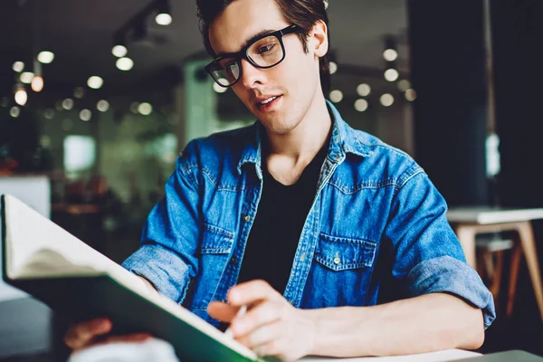 Soustředěný Hipster Optických Brýlích Čtení Znalostní Literatury Kavárně Pro Výzkum — Stock fotografie