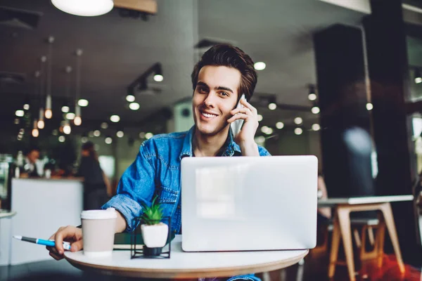 Ritratto Positivo Allegro Ragazzo Hipster Trascorrere Del Tempo Caffè Interno — Foto Stock