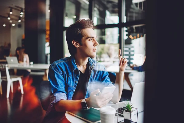 Umfangreicher Männlicher Student Lässigem Look Der Digitale Technologien Für Die — Stockfoto