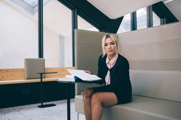 Portrait Confident Female Lawyer Sitting Modern Workshop Desk Literature Books – stockfoto