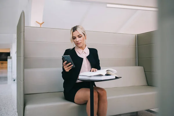 Empresaria Caucásica Leyendo Información Del Sitio Web Navegado Interior Celular —  Fotos de Stock