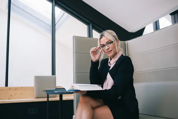 Retrato Una Dueña Negocios Confiada Los Ojos Vestida Traje Elegante —  Fotos de Stock