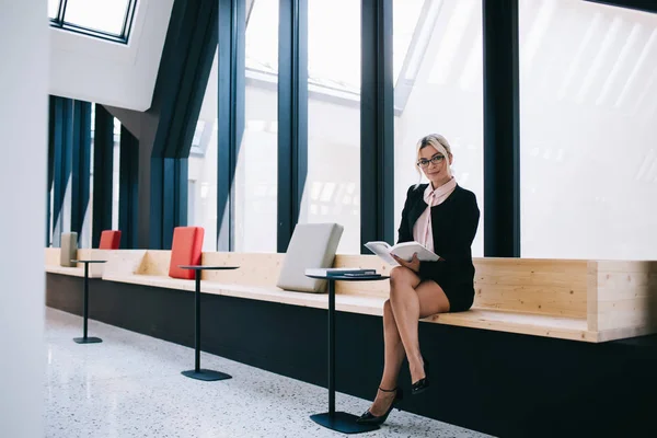 Retrato Mujeres Empresarias Exitosas Con Vestido Elegante Mirando Cámara Durante —  Fotos de Stock