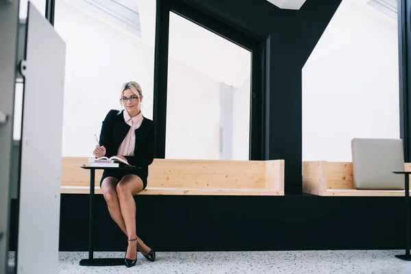 Fullständigt Porträtt Självsäker Blond Företagsledare Sittande Vid Bord Modernt Kontor — Stockfoto