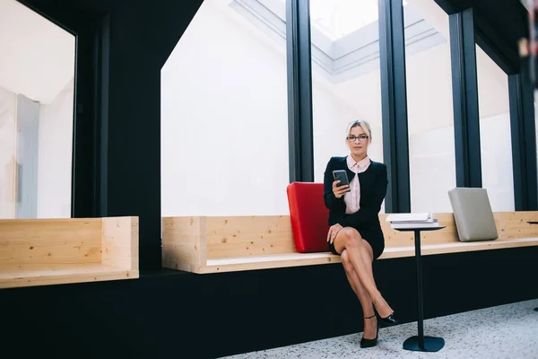 Självsäker Kaukasisk Kvinnlig Entreprenör Klädd Formella Kläder Sitter Modern Arbetsplats — Stockfoto