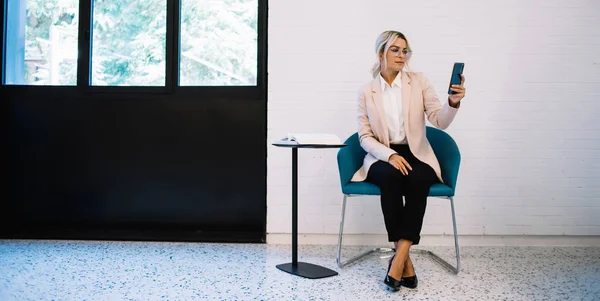 Una Empresaria Seria Vestida Ojos Para Lectura Corrección Visión Recibió —  Fotos de Stock