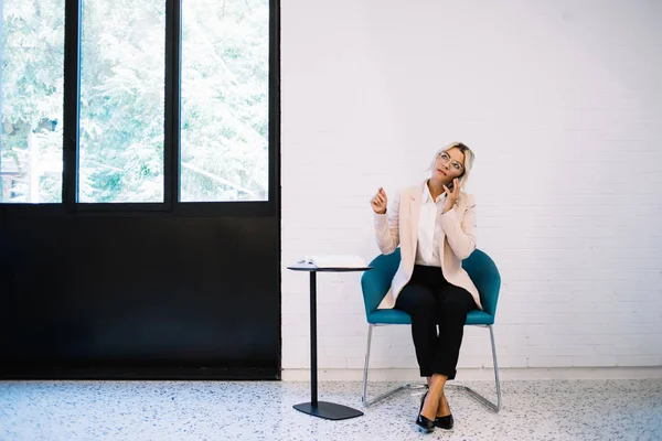 Directora Seria Vestida Con Ropa Formal Hablando Sobre Aplicaciones Teléfonos —  Fotos de Stock