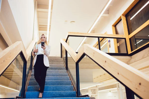 Портрет Уверенной Себе Женщины Стильной Элегантной Одежде Спускающейся Офисной Лестнице — стоковое фото