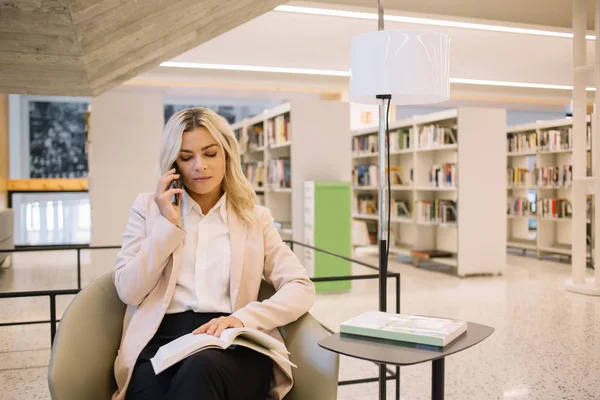 Una Periodista Inteligente Leyendo Información Interesante Del Libro Literatura Mientras —  Fotos de Stock