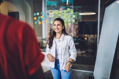 Grup arkadaşıyla iletişim kuran genç bir kadın.