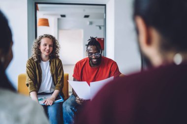 Çalışan genç öğrencilerin kağıtları