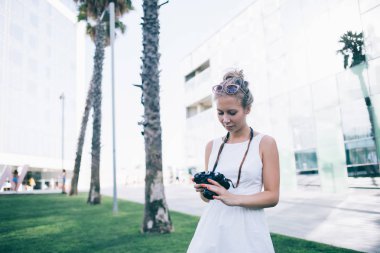 Sokakta fotoğraf makinesi olan kadın.