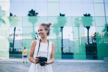 Sokakta kameralı sevimli bir kadın.