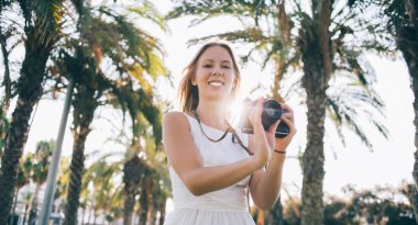 Gün ışığında gülümseyen kadın.