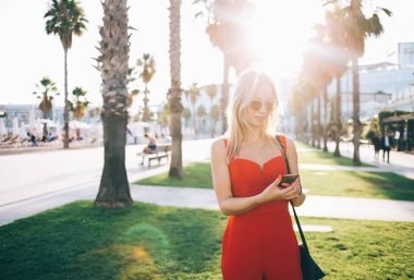 Sokakta telefon kullanan şık bir sarışın.