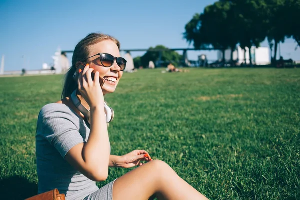 Feliz mujer charlando por teléfono en el parque —  Fotos de Stock