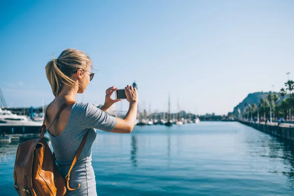 Mujer tomando fotos de la bahía de la ciudad — Foto de Stock