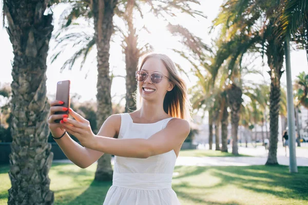 Felice donna prendendo selfie in sole — Foto Stock