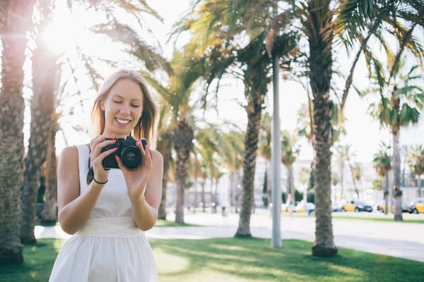 Sorrindo mulher a fotografar com câmera no sol — Fotografia de Stock