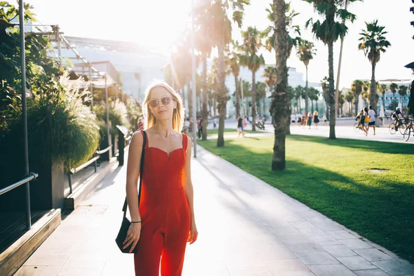 Hermosa mujer de moda bajo el sol — Foto de Stock