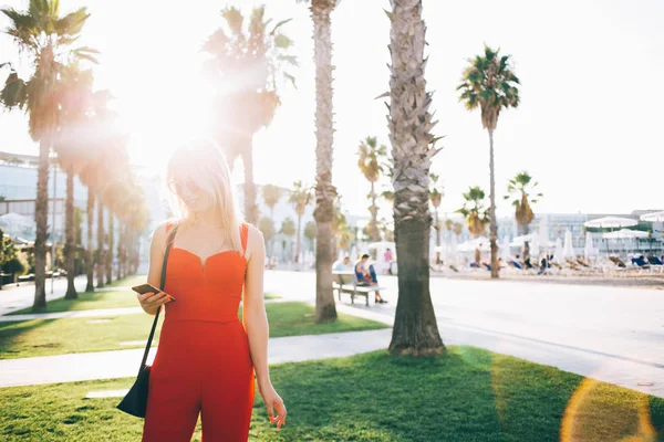 Rubia de moda con teléfono inteligente bajo el sol — Foto de Stock