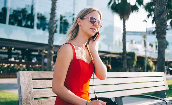 Fresca donna alla moda che parla al telefono sulla panchina — Foto Stock