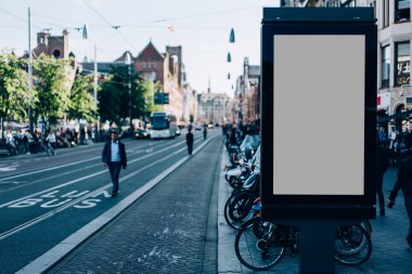 Reklam veya tanıtım afişi içeriği için boş bir kopya alanı ekranı olan şehir caddesindeki billboard 'u temizle, bilgi için Işıkkutusunu boşalt, kentsel alanda boş ekran