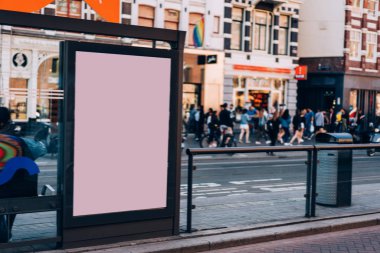 Reklam metni, tanıtım içeriği, boş reklam alanı ekranı olan toplu taşıma istasyonu billboard 'u, bilgi için boş süsleme kutusu, şehir caddesinde açık poster görüntüsünü durdur