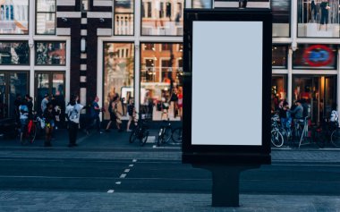 Reklam veya tanıtım afişi içeriği için boş bir kopya alanı ekranı olan şehir caddesindeki billboard 'u temizle, bilgi için Işıkkutusunu boşalt, kentsel alanda boş ekran