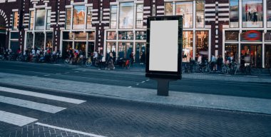 Reklam veya tanıtım afişi içeriği için boş bir kopya alanı ekranı olan şehir caddesindeki billboard 'u temizle, bilgi için Işıkkutusunu boşalt, kentsel alanda boş ekran