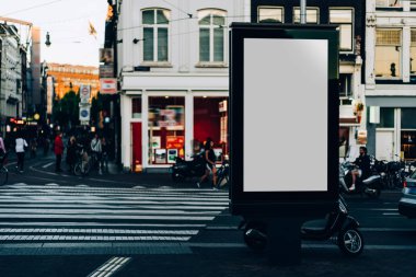Reklam veya tanıtım afişi içeriği için boş bir kopya alanı ekranı olan şehir caddesindeki billboard 'u temizle, Amsterdam' da bilgi için Işıkkutusunu boşalt, kentsel alanda boş ekran