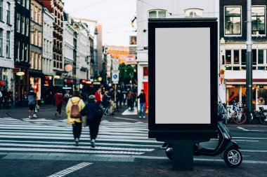 Reklam veya tanıtım afişi içeriği için boş kopya alanı ekranı, bilgi için boş model ışık kutusu, kentsel alanda boş ekran ve insanların yürüdüğü açık hava