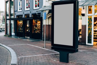 Reklam veya tanıtım afişi içeriği için boş bir kopya alanı ekranı olan şehir caddesindeki billboard 'u temizle, Amsterdam' da bilgi için Işıkkutusunu boşalt, kentsel alanda boş ekran