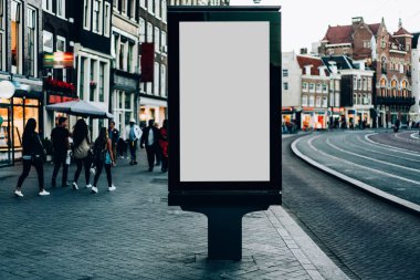 Reklam veya tanıtım afişi içeriği için boş bir kopya alanı ekranı olan şehir caddesindeki billboard 'u temizle, Amsterdam' da bilgi için Işıkkutusunu boşalt, kentsel alanda boş ekran