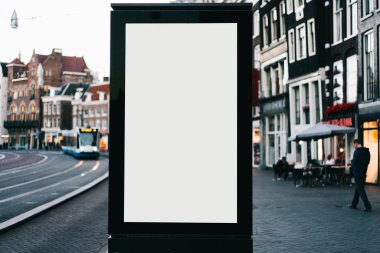 Reklam veya tanıtım afişi içeriği için boş bir kopya alanı ekranı olan şehir caddesindeki billboard 'u temizle, bilgi için Işıkkutusunu boşalt, kentsel alanda boş ekran