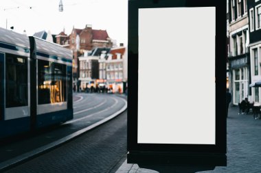 Reklam veya tanıtım afişi içeriği için boş bir kopya alanı ekranı olan şehir caddesindeki billboard 'u temizle, bilgi için Işıkkutusunu boşalt, kentsel alanda boş ekran