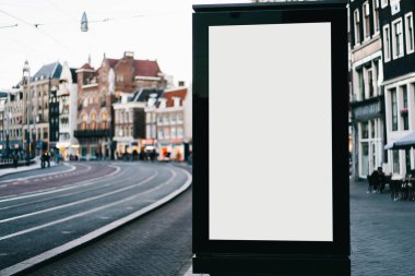 Reklam veya tanıtım afişi içeriği için boş bir kopya alanı ekranı olan şehir caddesindeki billboard 'u temizle, bilgi için Işıkkutusunu boşalt, kentsel alanda boş ekran