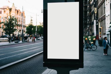 Reklam veya tanıtım afişi içeriği için boş bir kopya alanı ekranı olan şehir caddesindeki billboard 'u temizle, bilgi için Işıkkutusunu boşalt, kentsel alanda boş ekran