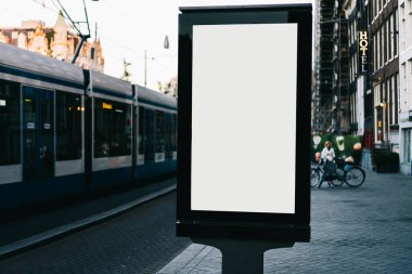 Reklam veya tanıtım afişi içeriği için boş bir kopya alanı ekranı olan şehir caddesindeki billboard 'u temizle, Amsterdam' da bilgi için Işıkkutusunu boşalt, kentsel alanda boş ekran
