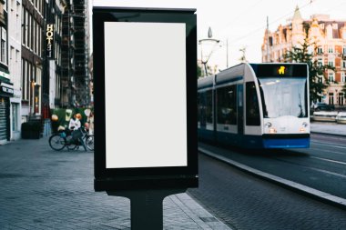 Reklam veya tanıtım afişi içeriği için boş bir kopya alanı ekranı olan şehir caddesindeki billboard 'u temizle, bilgi için Işıkkutusunu boşalt, kentsel alanda boş ekran