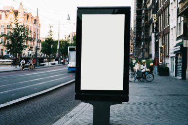 Reklam veya tanıtım afişi içeriği için boş bir kopya alanı ekranı olan şehir caddesindeki billboard 'u temizle, bilgi için Işıkkutusunu boşalt, kentsel alanda boş ekran