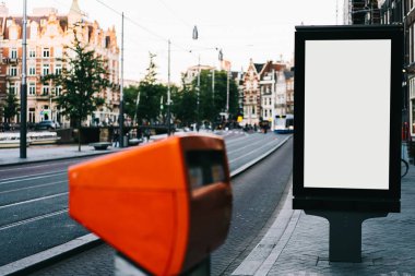 Reklam veya tanıtım afişi içeriği için boş bir kopya alanı ekranı olan şehir caddesindeki billboard 'u temizle, bilgi için Işıkkutusunu boşalt, kentsel alanda boş ekran