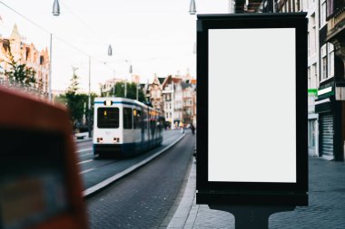 Reklam veya tanıtım afişi içeriği için boş bir kopya alanı ekranı olan şehir caddesindeki billboard 'u temizle, bilgi için Işıkkutusunu boşalt, kentsel alanda boş ekran