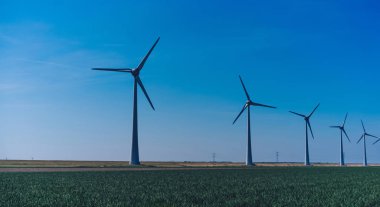 Metal yel değirmenleri rüzgar esintisi yüzünden yapılarını döndürerek kırsal bölgedeki sanayi için temiz ekolojik enerji üretiyor. Alternatif enerji üretimi