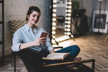 Keyifli refah içindeki hippi kız rahat koltukta dinleniyor ve e-postayla gelen haberlerden kendini iyi hissediyor. Haftasonu edebiyat en çok satan ve akıllı telefonuyla oynayan kaygısız kadın.