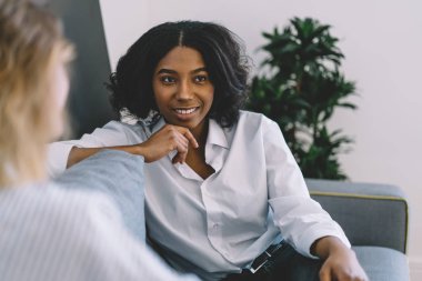 Düşünceli, pozitif hipster bir kızın arkadaşlarıyla dinlenmesi ve dedikodu haberleri dinlemesi. Evde birlikte vakit geçirmesi, mutlu kadınların evde sosyalleşmesi ve yeniden yaratılması.