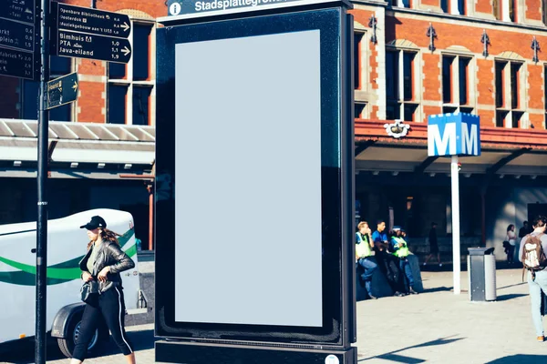 広告やプロモーションポスターコンテンツのための空白のコピースペース画面と街の通りにクリアビルボード 情報のための空のモックアップLightbox 人々が歩いて都市部で屋外の空白の表示 — ストック写真